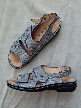Finn Comfort Milos Sandals - Size 40 (US 9-9.5) - Silver Words Pattern